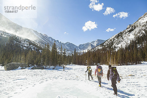 Bergsteiger wandern über den gefrorenen Mills Lake  Rocky Mountain National Park