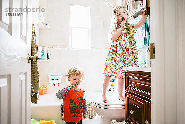 Zwei Kinder putzen sich die Zähne.