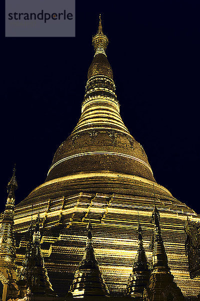 Shwedagon-Pagode bei Nacht in Rangoon  Myanmar