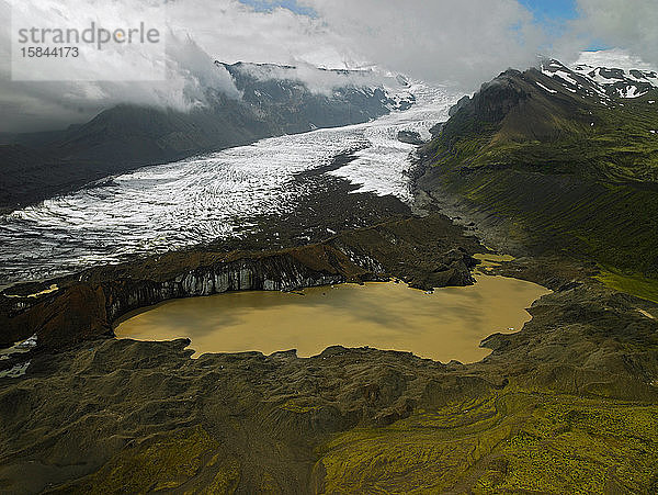 Luftaufnahme der schlammigen Gletscherlagune in Südisland