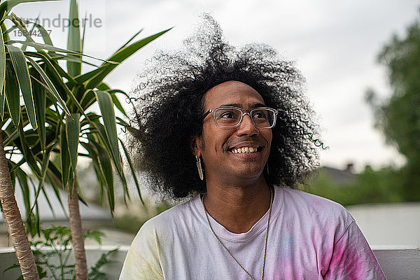 Porträt eines prächtigen Mannes mit Afro-Haar