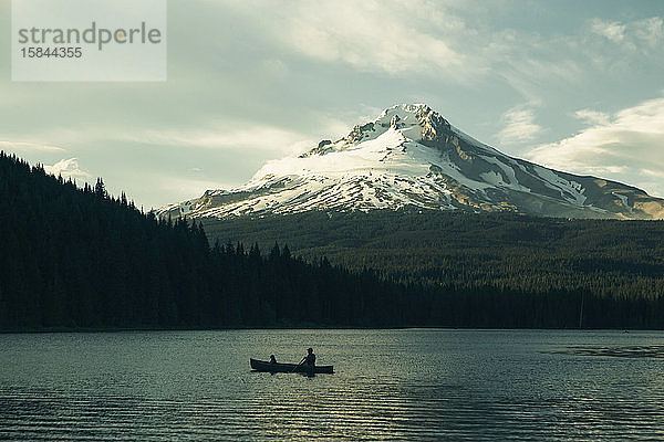 Ein Vater paddelt mit seiner Tochter auf dem Trillium Lake in der Nähe von Mt. Hood  OR.