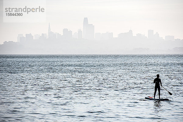 Paddelboarder in der SF-Bucht