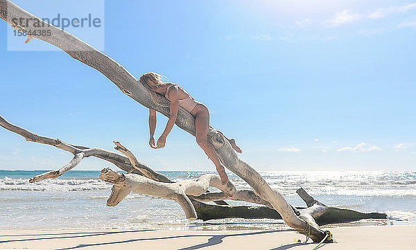 Frau entspannt am Strand