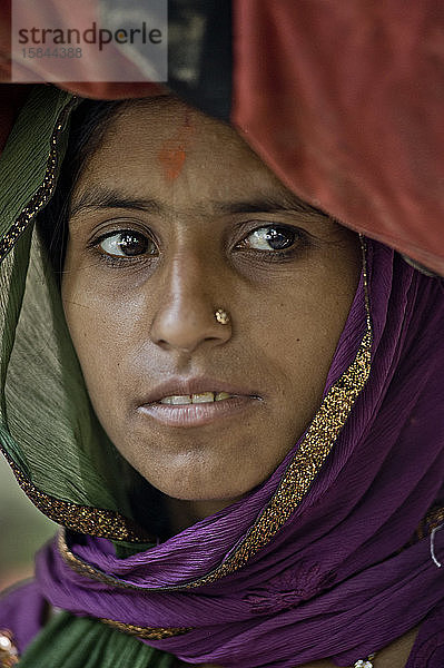 Traditionelles indisches Mädchen in farbenfroher Kleidung