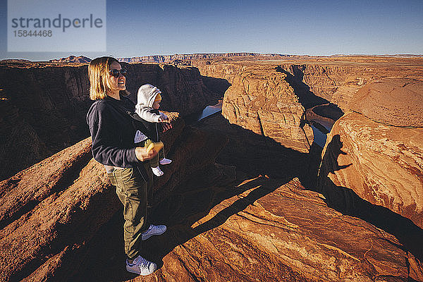 Eine Frau mit einem Kind steht in der Nähe von Horseshoe Bend  Arizona