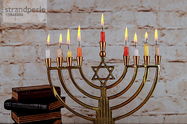 Fröhliches Chanukka zum jüdischen Feiertag Chanukka mit Menorah