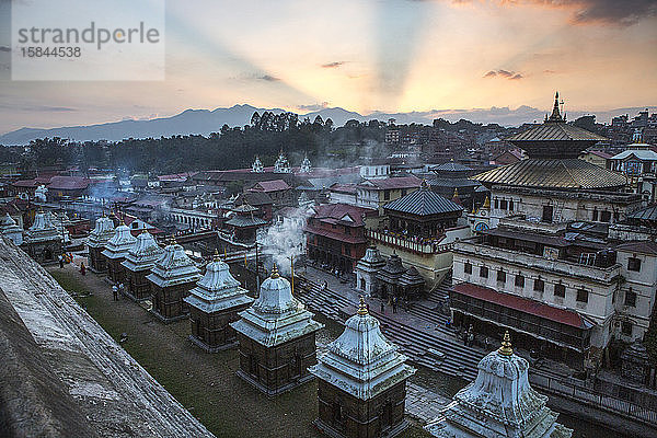 Sonnenuntergang und Einäscherung im Pashupatinath-Tempel in Kathmandu  Nepal.