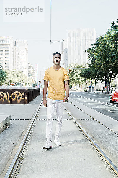 Porträt eines Jungen  der in der Stadt Barcelona spazieren geht