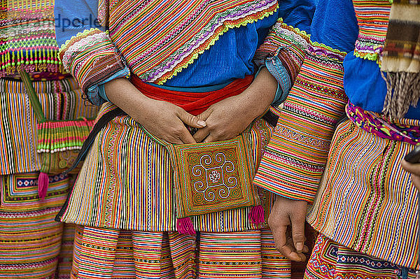 Eine Hmong-Gruppe von Mädchen in farbenfrohen traditionellen bestickten Kleidern