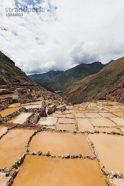 Der Blick auf die berühmten Salzminen in Peru