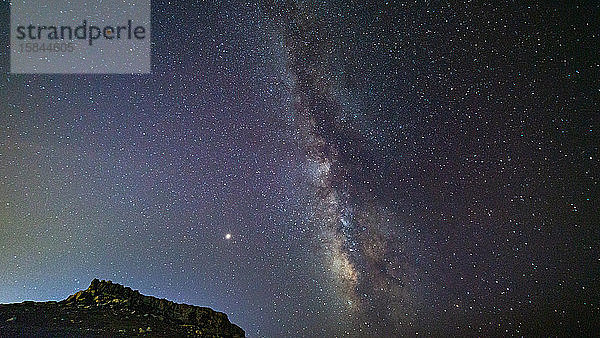 Milchstraße und Mars über den Klippen von Bahrija in Malta