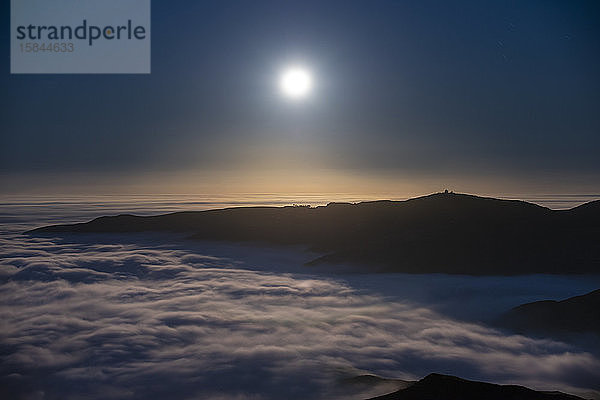 Nebel hüllt die Santa Monica Mountains in Malibu  Kalifornien  ein