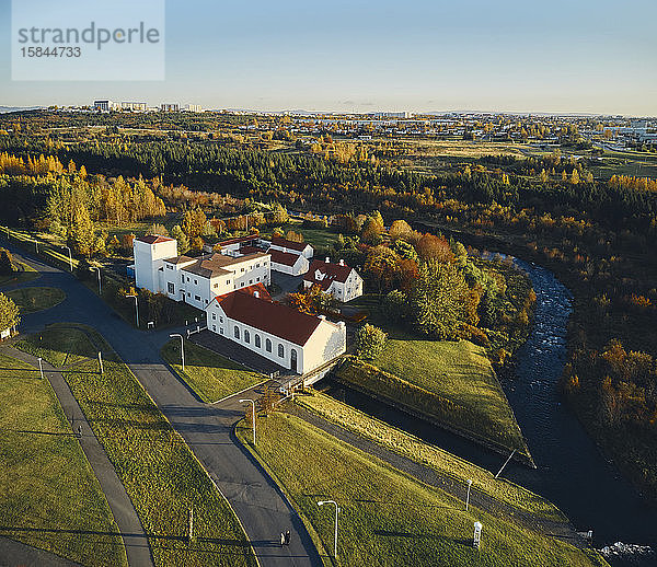 Kleine Siedlung im Herbst auf dem Land