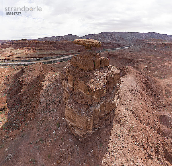 Ein Bergsteiger nimmt den Blick auf den Mexican Hat Rock