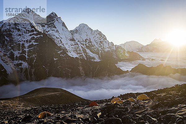 Alpiner Sonnenuntergang im Hochlager in den Bergen am Ama Dablam  Nepal Himalaya