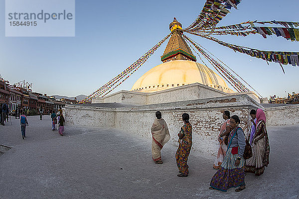 Buddhistische Anhänger besuchen bei Sonnenuntergang die Boudhanath-Stupa in Kathmandu  Nepal