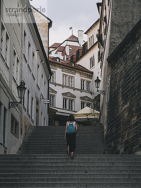 Frau bei einem Spaziergang durch die Stadt Prag  Tschechische Republik.