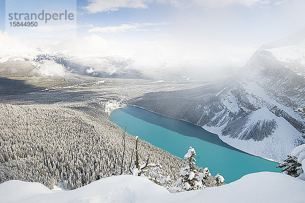 Schneebedeckter Lake Louise  Banff  Alberta  Kanada