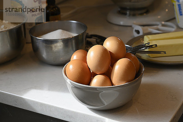 Eier in einer Schüssel auf dem Küchentisch