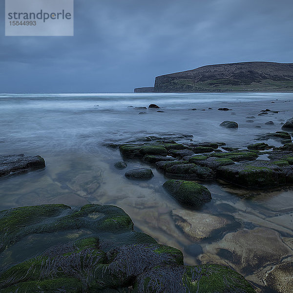 Küstenfelsen in der Rackwick Bay  Hoy  Orkney  Schottland