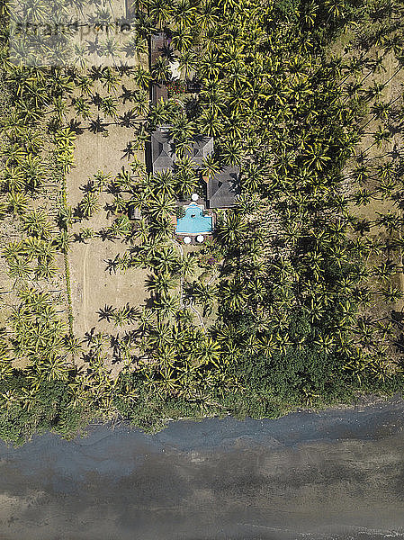 Luftaufnahme eines Hauses mit Pool in Strandnähe