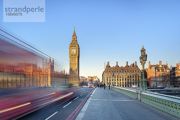 Doppeldeckerbuspässe auf der Westminster Bridge  vor dem Westminster Palace und dem Glockenturm von Big Ben (Elizabeth Tower)  London  England  Vereinigtes Königreich