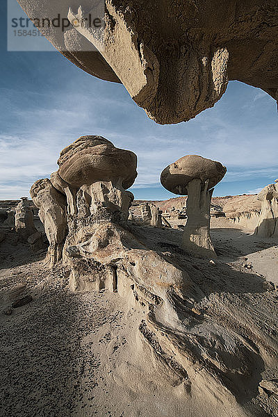 Hoodoos unterstützen riesige Steine in seltsamen Wüstenformationen