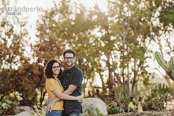 Porträt von Mann und Frau lächelnd vor der Kamera im sonnigen Kaktusgarten