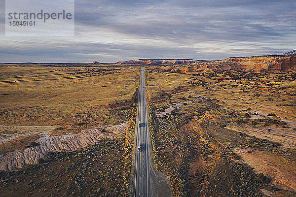 Einsame Straße in Utah am Abend mit Lastwagen von oben