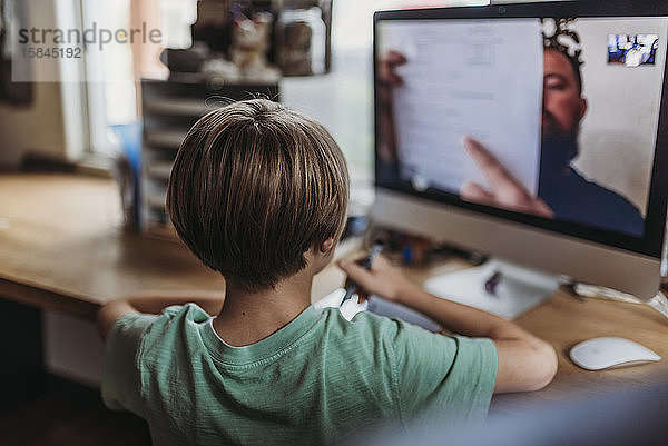 Lehrer und Schüler lernen während der Isolation über Computerklassen