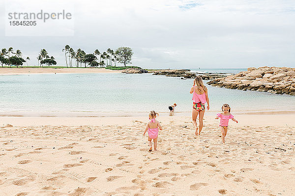 Mutter mit am Strand spielenden Kindern