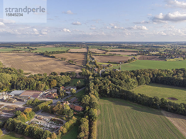 Luftaufnahme eines ww2-Bombenabwurfplatzes im historischen Hollenbek  Deutschland