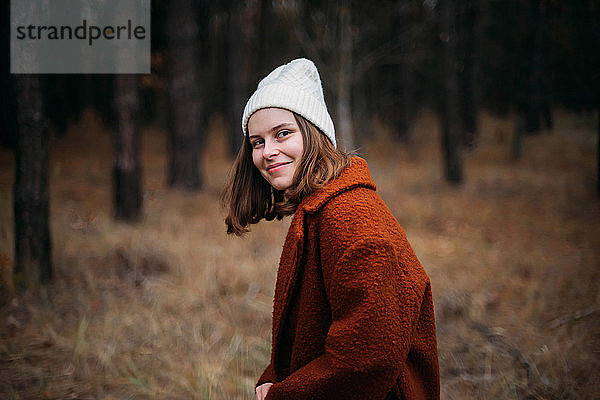 Nahaufnahme-Porträt einer hübschen jungen Dame  die im Wald steht