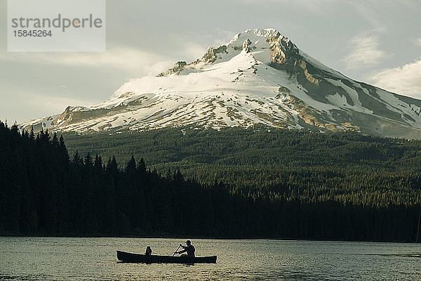 Ein Vater paddelt mit seiner Tochter auf dem Trillium Lake in der Nähe von Mt. Hood  OR.