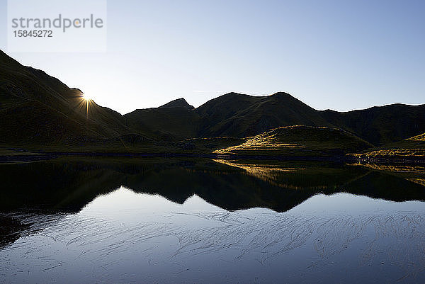 Sonnenaufgang am Truchas-See im Canfranc-Tal in den Pyrenäen.