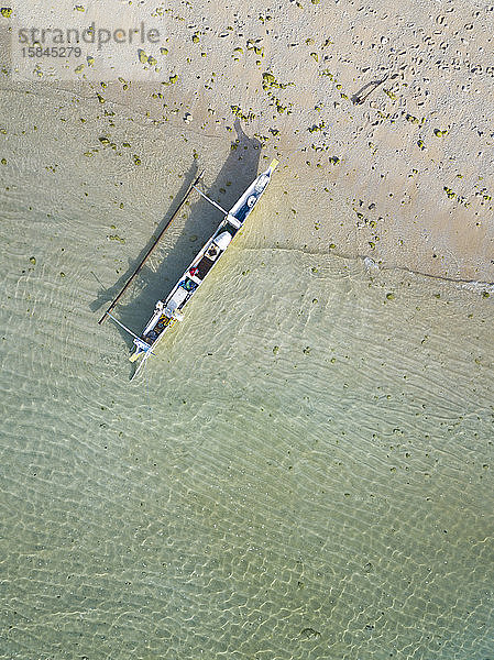 Luftaufnahme von Strand und Bankboot