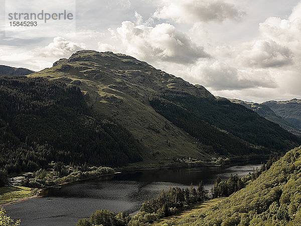 Blick auf einen See in den schottischen Highlands