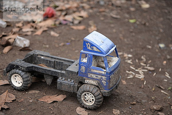 Spielzeuglastwagen  der von Kindern in der Gegend als Spaß benutzt wird