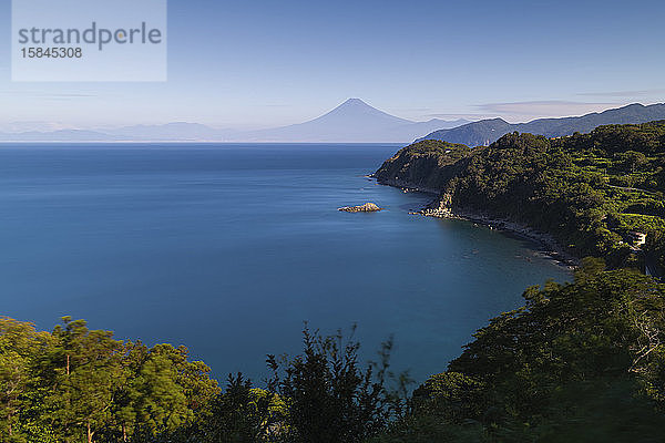 Blick auf den Berg Fuji an einem friedlichen Morgen vom Kap der Liebenden  Halbinsel Izu  Japan