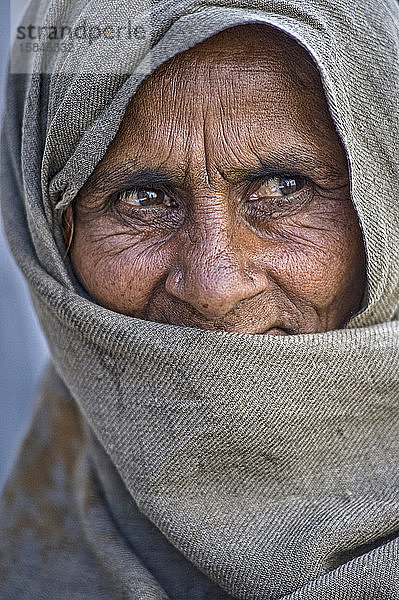 Frau mit bedecktem Gesicht in den Straßen von Leh