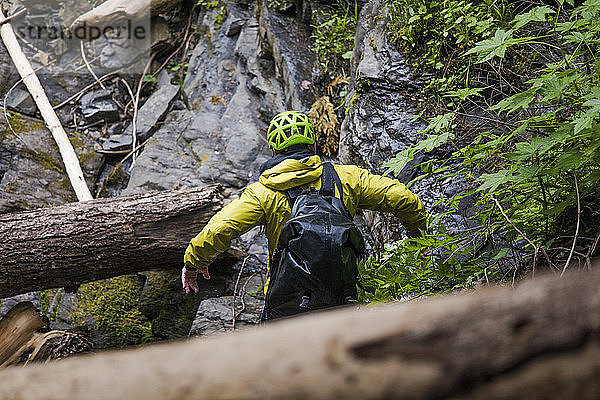 Wanderer springt schnell durch eine Schlucht voller Hindernisse.