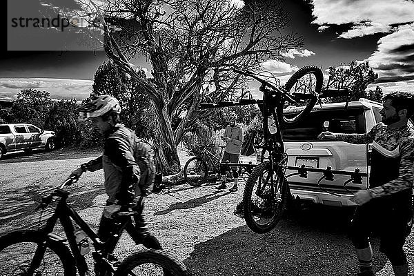 Mountainbiker  die sich auf eine Fahrt in Grand Junction  Colorado  vorbereiten.