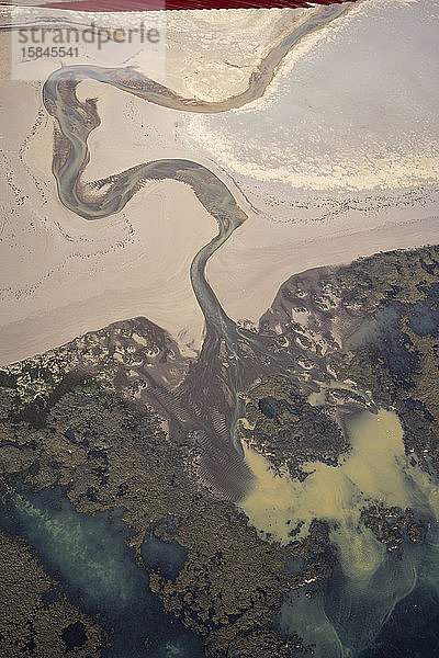Luftaufnahme von geflochtenen Flüssen  die sich im Süden Islands winden