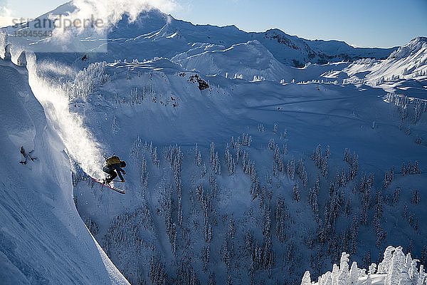 Mann beim Skifahren im Hinterland am Mt. Baker  Washington