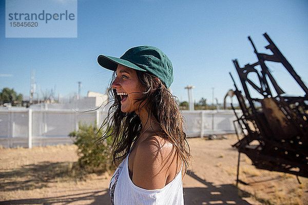 Eine abenteuerlustige Frau lächelt bei der Erkundung der Wüste