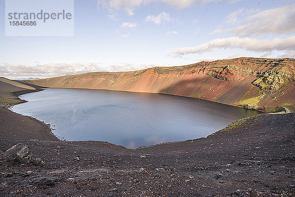 Blick auf den See LjÃ³tipollur vom Gipfel des Bergrückens in Landmannalaugar  Island