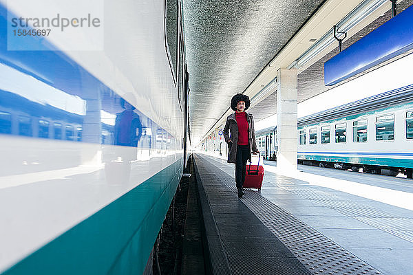 Touristin  die mit dem Zug in den Urlaub fährt