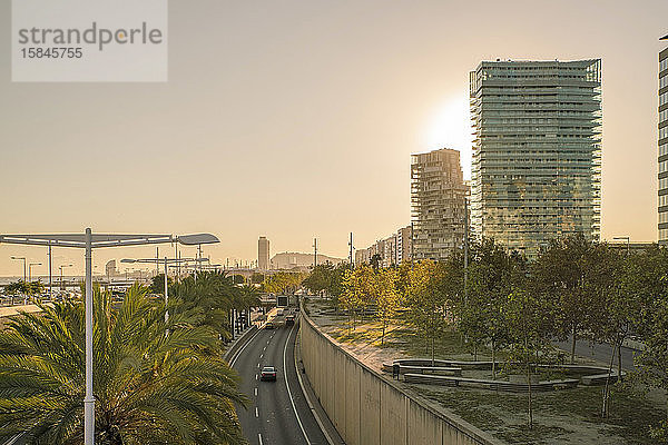 Diagonal Mar und die Seefront von Poblenou in Barcelona bei Sonnenuntergang