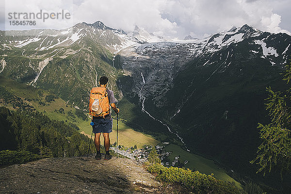 Männlicher Wanderer steht auf einem Hügel in den französischen Alpen  Le Tour  Frankreich